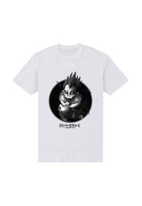 Bílé bavlněné tričko s černě a šedě ztvárněnou postavou s ostře tvarovanými vlasy, držící předmět, s nápisem „DEATH NOTE“ dole.