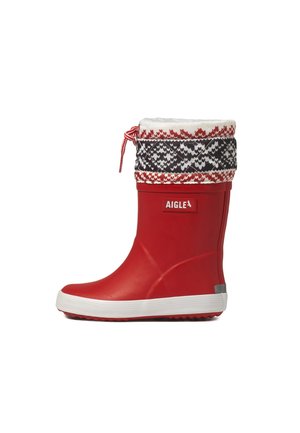 Botte en caoutchouc rouge pour enfants avec semelle blanche et un bord en tissu imprimé noir, blanc et rouge, attachée par un cordon rouge.