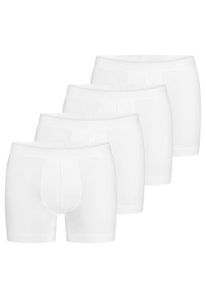 Vier Paare schlichter weißer Herrenboxershorts, ordentlich in einer leicht schrägen Reihe auf weißem Hintergrund gestapelt.