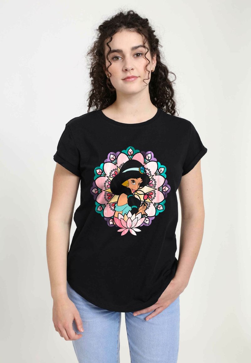 Sort T-shirt med korte, rullede ærmer, der har et farverigt grafisk design af en kvinde omgivet af en lotus og blomstermønstre.