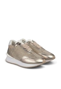 Metallisch goldene Sportschuhe mit Strassakzenten, glatter Textur, weißer Sohle und beigen Schnürsenkeln. Sie besitzen eine abgerundete Zehenpartie und ein niedriges Design.