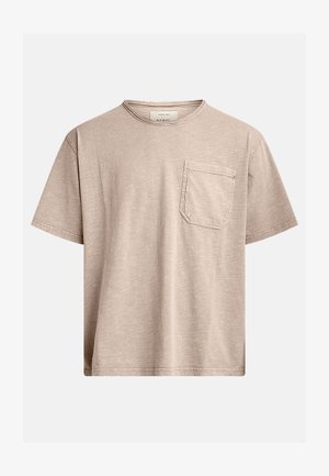 Bež majica s kratkim rukavima, izrađena od mekog pamuka, s okruglim izrezom i džepom na lijevoj strani s preklopom. Suptilna tekstura po cijeloj površini.
