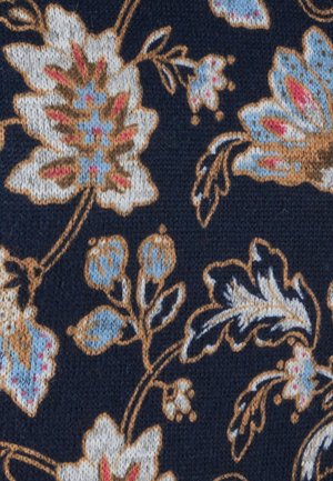 Tessuto con motivo caratterizzato da grandi fiori crema e blu su uno sfondo blu navy scuro, con dettagli dorati intricati nei disegni di gambi e foglie.