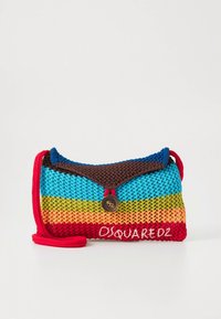 Gestreifte gehäkelte Handtasche in den Farben Blau, Grün, Gelb und Rot, mit braunem Klappdeckel, Knopfverschluss und Schulterriemen.