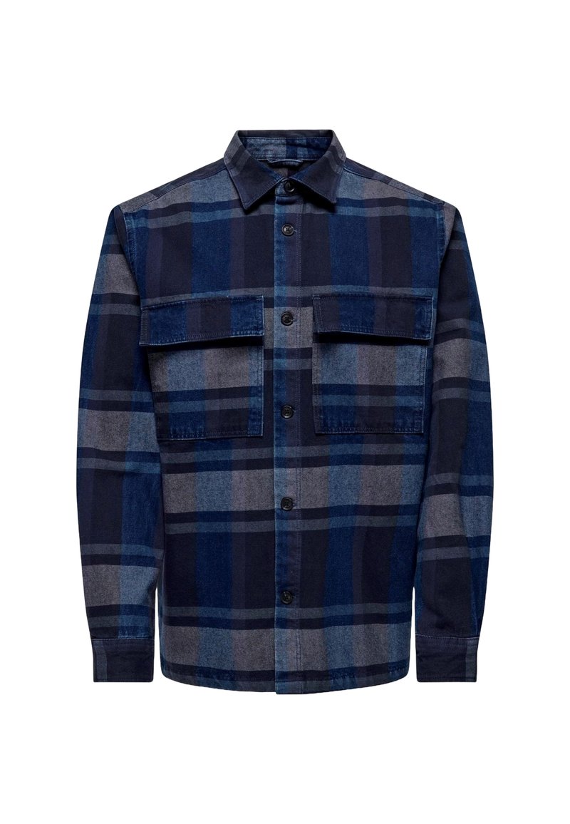 Camisa de franela a cuadros en azul marino y gris con botones en la parte frontal, dos bolsillos en el pecho, cuello y mangas largas. Textura suave y corte relajado.
