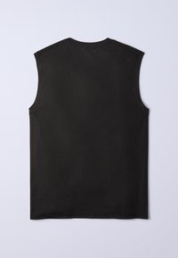 Μαύρο αμάνικο t-shirt με στρογγυλή λαιμόκοψη, τοποθετημένο επίπεδα, που δείχνει την πίσω πλευρά με καθαρές, απλές ραφές σε ανοιχτό γκρι φόντο.