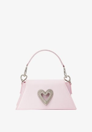 Pink faux læder håndtaske med en geometrisk form, prydet med en sølvfarvet hjerteformet udsmykning og et kædehåndtag med hjerteaccenter.