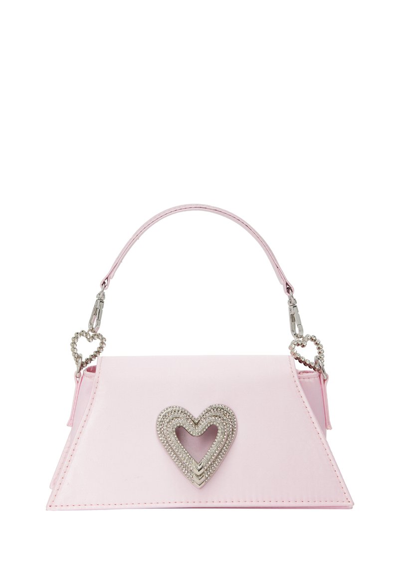 Różowa torebka z ekoskóry o geometrycznym kształcie, z ozdobą w kształcie srebrnego serca oraz łańcuszkowym uchwytem z sercowymi akcentami.