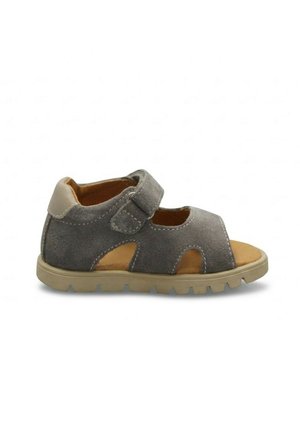 Sandalo in camoscio grigio per bambino piccolo con suola beige imbottita, cinturino regolabile con chiusura a strappo, punta aperta e fori laterali.