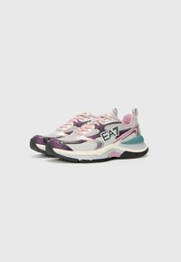 Mångfärgade sneakers med ett nätöverdrag i lila, grå och turkosa accenter, vit sula och rosa snören. Branding på sidan.