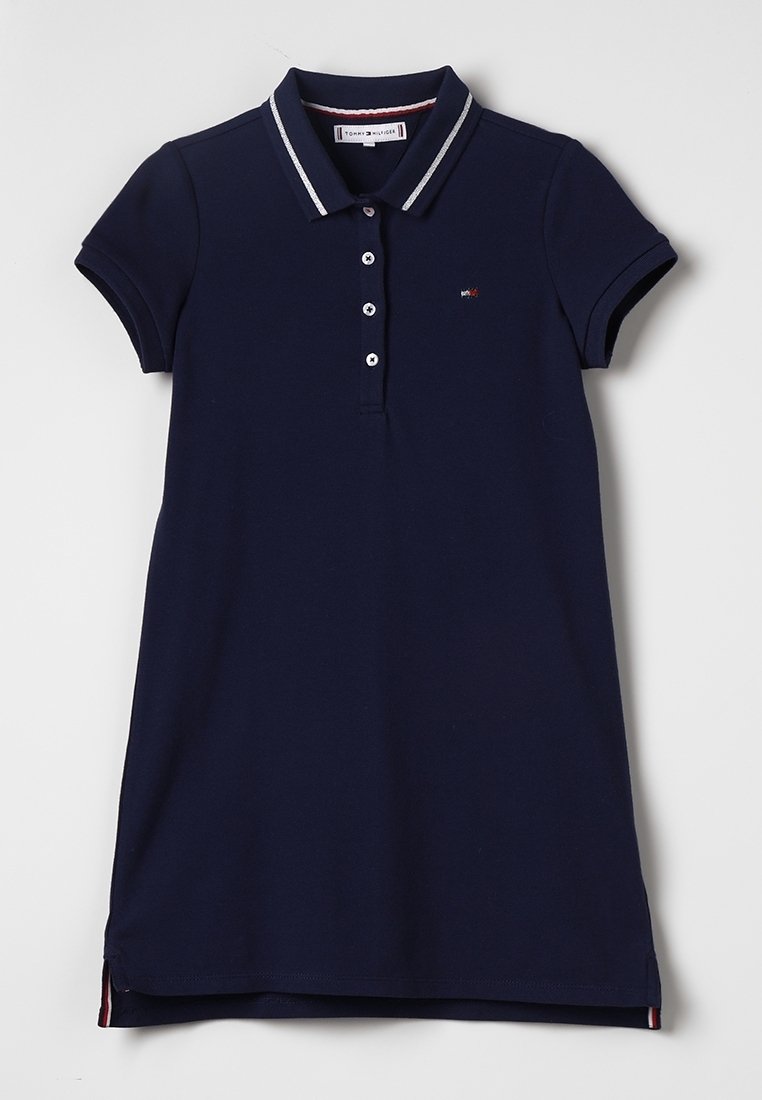 Granatowa sukienka polo z krótkim rękawem, kołnierzykiem, pięcioma guzikami oraz kontrastowymi paskami na kołnierzyku i u dołu.