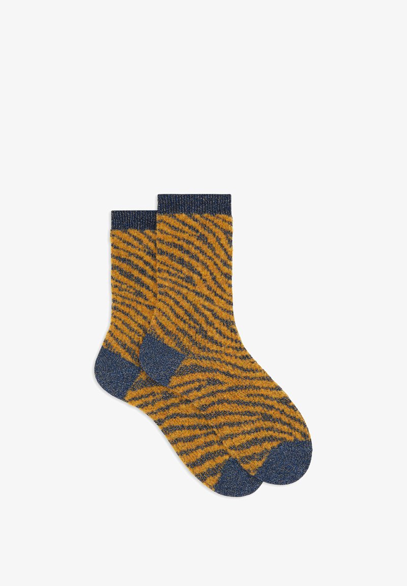 Gestrickte Socken in Senfgelb mit blauen Streifen, mit kontrastierendem blauem Bündchen und Zehenbereich. Weiche Textur mit gemütlichem Design.