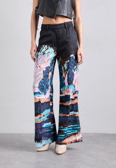 Pantaloni a gamba larga con una vivace stampa astratta che presenta colori come blu, rosa e marrone. Vita aderente e texture liscia in un tessuto leggero.