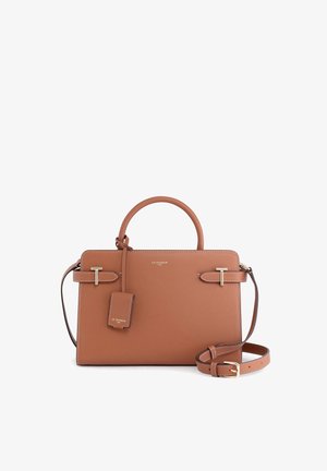 Borsa a mano in pelle color tan con un design strutturato, manico superiore, tracolla removibile, accenti dorati e un piccolo cartellino attaccato. Texture liscia.