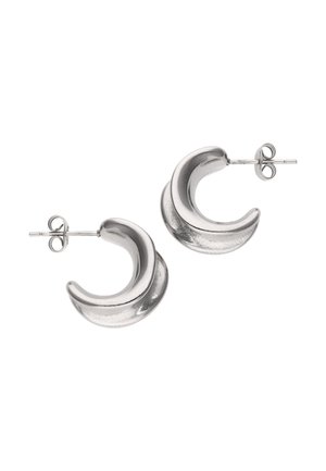 Kleine, dikke zilveren oorringen met een unieke gebogen maansikkelvorm en achterkant met steker op een witte achtergrond.