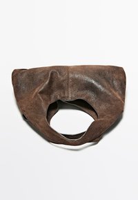 Brązowa skórzana torba o teksturowanej powierzchni, z otwartą górą i zaokrąglonymi krawędziami. Posiada duże okrągłe wycięcie ułatwiające przenoszenie.