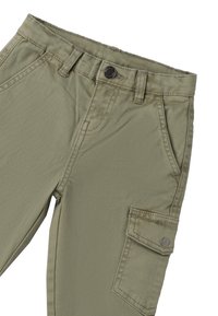 Khaaki spodnie cargo wykonane z bawełny, z frontowymi i bocznymi kieszeniami, zapinane na guzik, z pętelkami na pasek i detalami przeszycia.