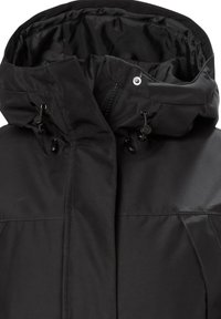 Černá izolační bunda s vysokým límcem, nastavitelnými šňůrami a hladkým povrchem. Obsahuje zip a patentky.