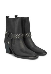 Czarne skórzane botki za kostkę z wydłużonym noskiem, prążkowanymi detalami, akcentem w postaci ćwiekowanej paska i słupkowym obcasem. Całość o eleganckim designie.