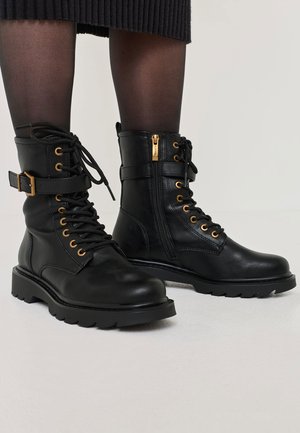 Tamaris Enkellaarsjes met plateauzool - black