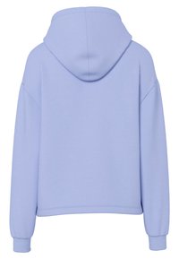 Enkel lyseblå hettegenser med lange ermer og ribbestrikkede mansjetter vist bakfra mot hvit bakgrunn.