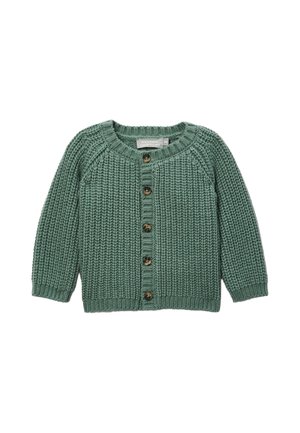 Cardigan bébé tricoté vert avec manches longues et cinq boutons foncés sur le devant, taille 3 mois.
