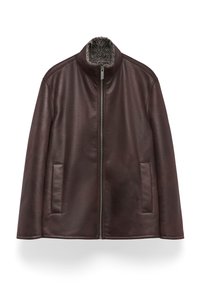 Bruine leren jas met een hoge kraag, ritssluiting en twee zijzakken. Zachte, gestructureerde voering aan de binnenkant voor extra warmte.