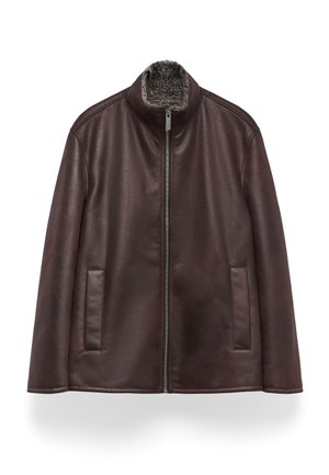 Giacca di pelle marrone con colletto alto, chiusura a zip e due tasche laterali. Fodera interna morbida e testurizzata per maggiore calore.