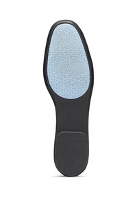 Suola nera di scarpa con un esterno in gomma testurizzata e una soletta azzurro chiaro caratterizzata da modelli di testo ripetuti in un colore contrastante.