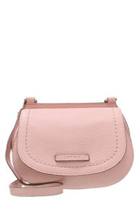 Borsa a tracolla in pelle rosa con forma arrotondata, superficie testurizzata e chiusura a pattina. Presenta una tracolla removibile e un dettaglio con logo.