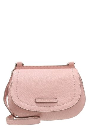 Różowa skórzana torba na ramię o zaokrąglonym kształcie, z teksturowaną powierzchnią i zapięciem na klapę. Posiada odpinany pasek oraz detal z logo.