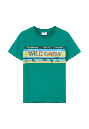 Groene katoenen T-shirt, korte mouwen, ronde hals. Heeft kleurrijke grafische tekst "WILD CREW" en speelse illustraties op de voorkant.
