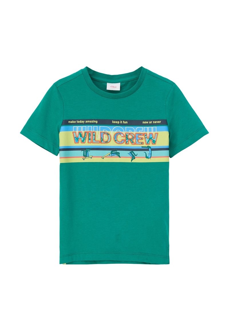 Groene katoenen T-shirt, korte mouwen, ronde hals. Heeft kleurrijke grafische tekst "WILD CREW" en speelse illustraties op de voorkant.