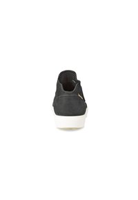 Sneaker in suede nera con retro arrotondato, suola bianca e dettagli di cucitura minimal. Presenta un branding sottile di lato.