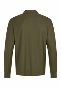 Olivovo zelená polokošela s dlhým rukávom a golierom, s hladkou textúrou a rebrovanými manžetami, so jednoduchým dizajnom chrbta bez ďalších detailov.