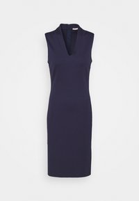 Robe sans manches bleu marine avec un col haut et un décolleté en V profond. Design ajusté, longueur au genou, fabriquée en tissu doux et texturé. Fermeture éclair visible au dos.