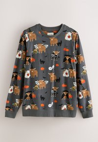 Pull gris avec un motif fantaisiste de vaches Highland en tenue d'Halloween, citrouilles, chauves-souris et accents ludiques aux couleurs variées.