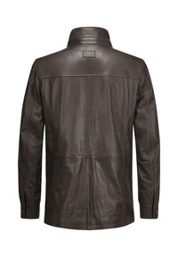 Braune Lederjacke mit hohem Kragen, ausgestattet mit einer glatten Textur, ordentlichen Nähten und einem Etikett auf der Rückseite. Die Ärmel haben geknöpfte Bündchen.