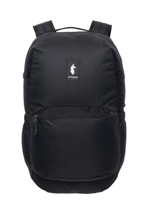 Zaino nero realizzato in tessuto resistente, dotato di una tasca frontale con zip e spallacci imbottiti. Logo sulla parte anteriore superiore. Texture liscia.