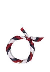 Seidenschal in Rot, Schwarz und Weiß mit gewellten Mustern. Oben geknotet, präsentiert sich mit einer glatten Textur und lebendigen Farben.