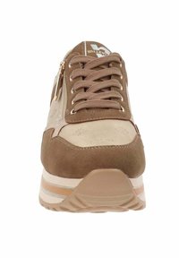 Beige en bruine sneaker met een nubuck afwerking, voorzien van tekstuurelementen, een vetersluiting aan de voorkant en een zijrits. Gevoerde zool met patroon details.
