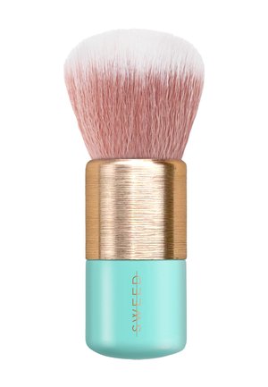 Kabuki-Make-up-Pinsel mit dicht gepackten weißen und pinkfarbenen Borsten, goldfarbenem Zwinge und hellblauem Griff mit Aufschrift "SWEED".