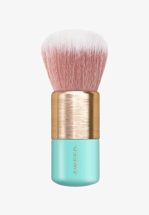 Pennello per trucco Kabuki con setole bianche e rosa fitte, ghiera dorata e manico azzurro chiaro con la scritta "SWEED".