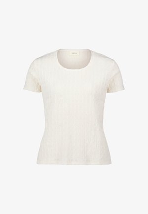 Wit textuur shirt met korte mouwen, ronde hals, getailleerde taille en subtiel gerimpeld stofpatroon, weergegeven op een effen achtergrond.