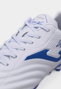 Λευκό δερμάτινο ποδοσφαιρικό παπούτσι με μπλε λεπτομέρειες, κορδόνια και υφασμένη πλαϊνή επιφάνεια, με ανάγλυφη ραφή και λογότυπο της μάρκας στη γλώσσα.