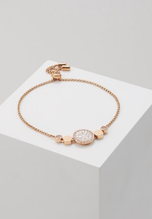 Bracelet en or rose avec un ensemble central rond de petites pierres blanches, flanqué de deux accents circulaires, présenté sur un socle blanc.