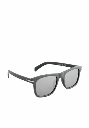 Graue rechteckige Sonnenbrille mit dunklen Gläsern, Kunststoffrahmen und silbernen Akzenten. Die Bügel sind leicht gebogen für einen besseren Sitz und Komfort.