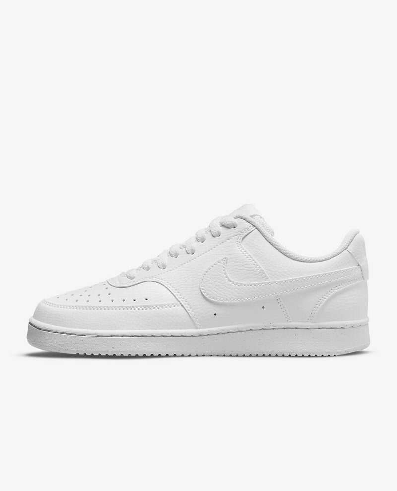Białe skórzane sneakersy o gładkiej fakturze, zaokrąglonym nosku, perforowanym przodzie oraz płaskiej gumowej podeszwie. Posiadają subtelne logo na boku.