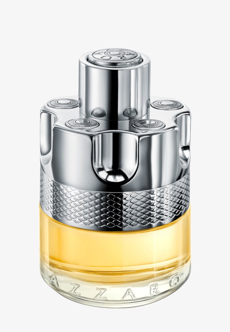 Botella de perfume de vidrio con líquido amarillo, sección media plateada con textura y tapa en forma de cilindro de revólver.