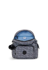 Zaino con un motivo astratto blu e bianco, dotato di un compartimento principale con cerniera, tasca frontale e un accent pom-pom nero. L'interno è di un blu chiaro.